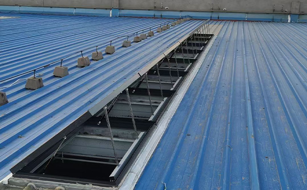 某城市大型商业综合体中庭秦安排烟窗工程