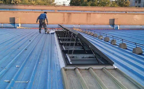 某区域性物流仓储中心秦安排烟窗系统安装项目